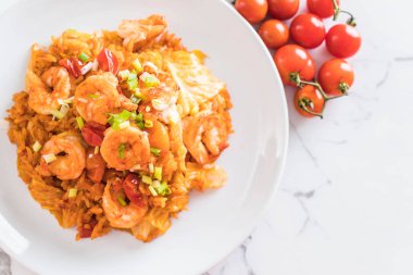 Kore baharatlı sos ve karides kızarmış pilav