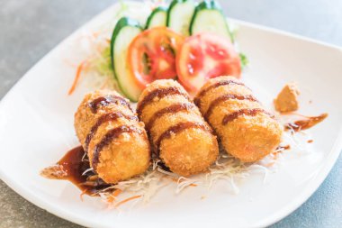 Kızarmış patates Tonkatsu sos ile