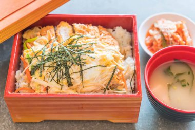 Kızarmış pirzola domuz (katsudon)  