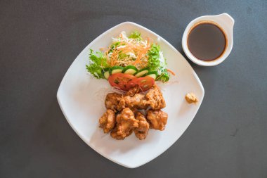 kızarmış piliç tonkatsu sos ile