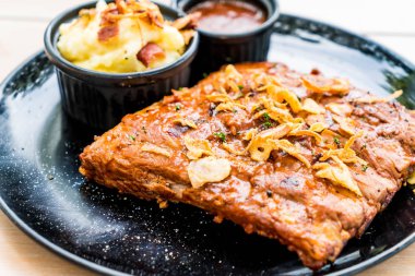 Izgara kaburga domuz barbekü sosu ile