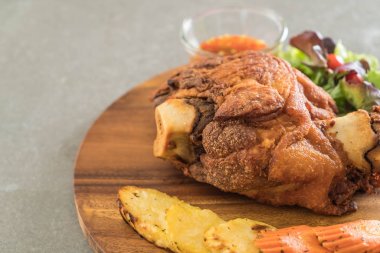 Gevrek domuz knuckle veya Alman domuz Hocks