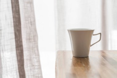 Masanın üzerinde bir kahve fincanı.