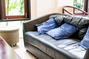 Kanepe üzerinde güzel yastık