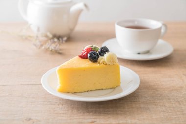 peynirli kek çilek ve yaban mersini