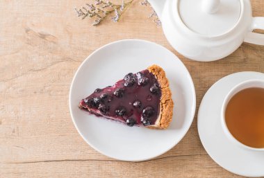 böğürtlenli turta çay ile