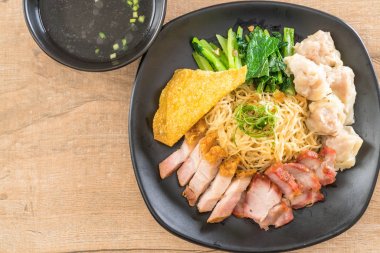 Yumurta noodle kırmızı kızarmış domuz, gevrek domuz eti, köfte ve çorba ile 