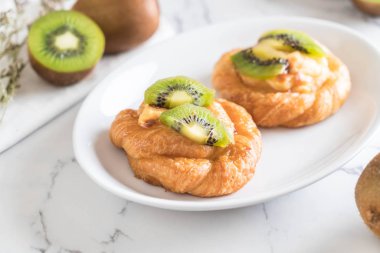 kivi tart plaka üzerinde