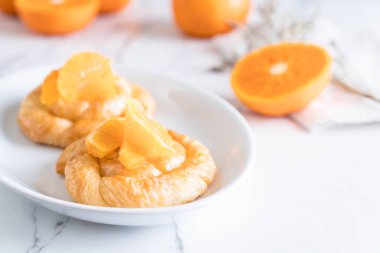 Turuncu plaka üzerinde tart