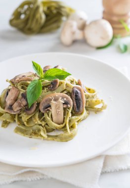 Mantarlı ıspanak fettuccine