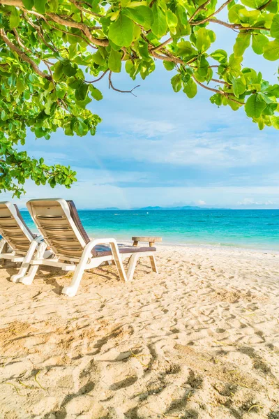 Όμορφο πολυτελές ομπρέλα και καρέκλα στην παραλία — Φωτογραφία Αρχείου