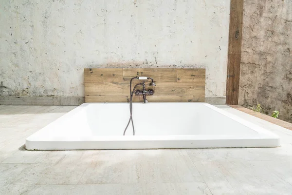 美しく贅沢な白い近代的な浴槽の飾り付け — ストック写真
