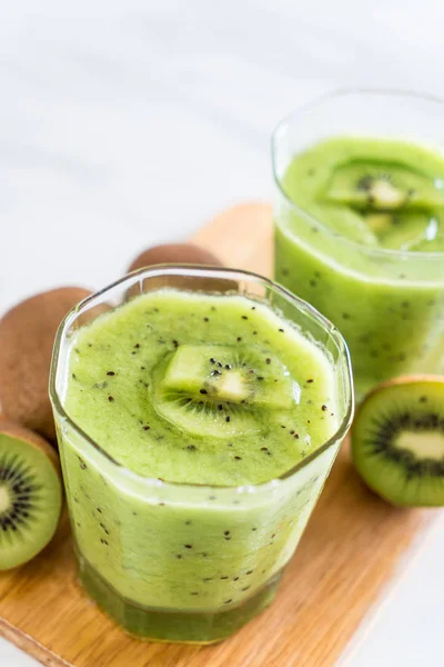 Smoothie kiwi frais sain en verre — Photo