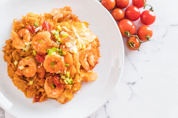 Kore baharatlı sos ve karides kızarmış pilav