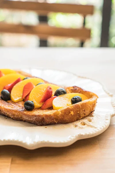 French toast with peach, strawberry and blueberries — Stock Photo, Image