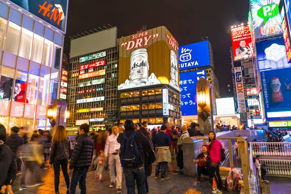 日本大阪-2016 年 11 月 19 日： 一群人走到上床睡觉之前 — 图库照片