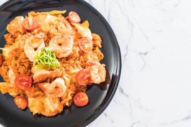 Kore baharatlı sos ve karides kızarmış pilav