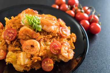 Kore baharatlı sos ve karides kızarmış pilav