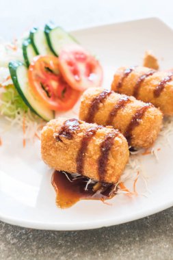 Kızarmış patates Tonkatsu sos ile