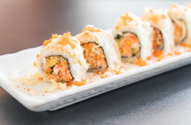 suşi roll maki tempura