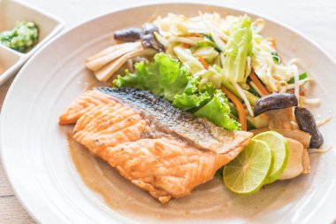 sebze ile kızarmış som balığı biftek