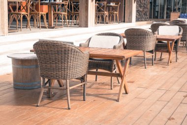 Boş sandalye ve masa açık veranda