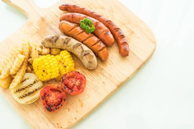 ızgara sosis mix sebze ve patates kızartması ile