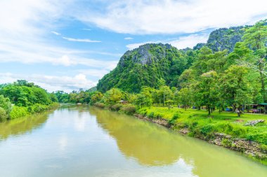 Vang Vieng, Laos nehirde Nam şarkı
