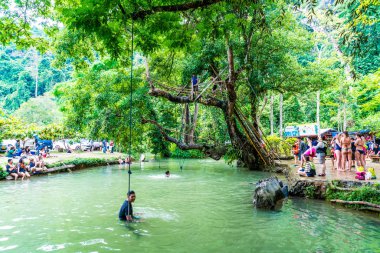 Vangvieng, Laos 13 Mayıs 2017: Turist Blue Lagoon tadını çıkarın