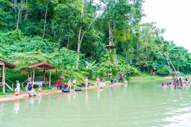 Vangvieng, Laos 13 Mayıs 2017: Turist Blue Lagoon tadını çıkarın