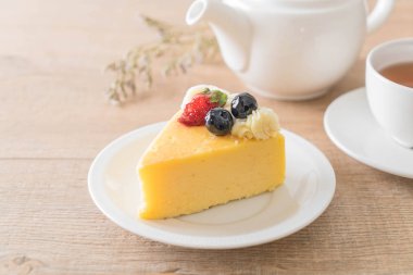 peynirli kek çilek ve yaban mersini