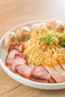 Yumurta noodle kırmızı kızarmış domuz, gevrek domuz eti, köfte ve çorba ile 