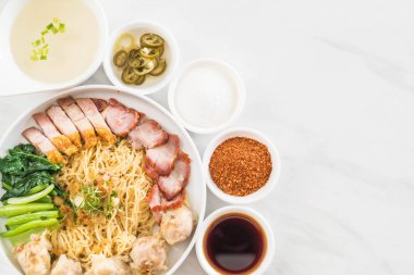 Yumurta noodle kırmızı kızarmış domuz, gevrek domuz eti, köfte ve çorba ile 