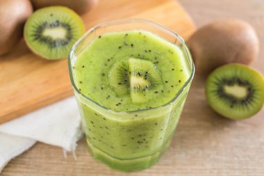 Sağlıklı taze kivi smoothie cam