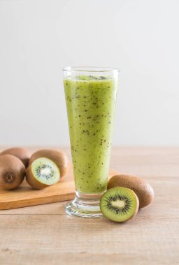 Sağlıklı taze kivi smoothie cam