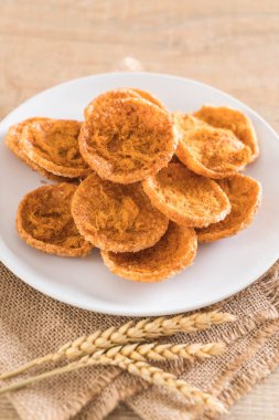 kurutulmuş rendelenmiş domuz etinin pirinç kraker