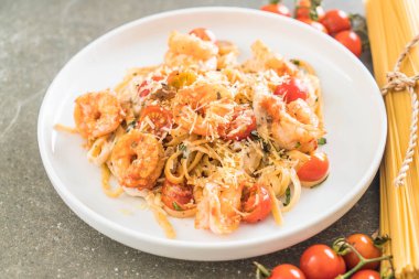 Spagetti karides, domates, fesleğen ve peynir ile 