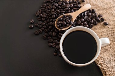 Kahve fincanı ve fasulye