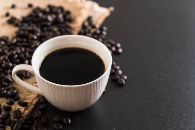 Kahve fincanı ve fasulye