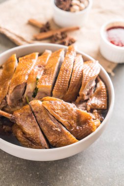 pot demlenmiş Ördek sosu ve ingradients ile