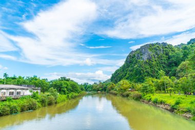 Vang Vieng, Laos nehirde Nam şarkı