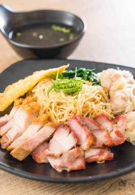 Yumurta noodle kırmızı kızarmış domuz, gevrek domuz eti, köfte ve çorba ile 