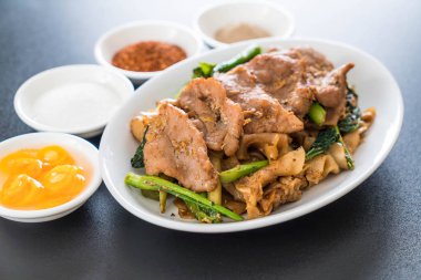 soya sosu ve domuz kızarmış noodle 