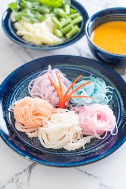 erişte ile balık köri sos ve sebze