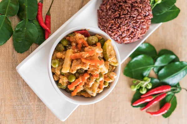 Domuz eti ve berry pirinç Panaeng köri