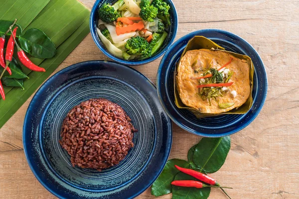 Haşlanmış balık köri ile yapıştırın ve pirinç berry