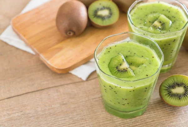 Gezonde verse kiwi smoothie in glas — Stockfoto