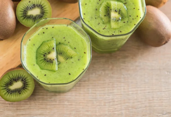 Smoothie kiwi frais sain en verre — Photo