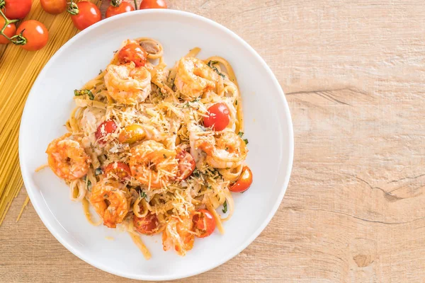 Spagetti karides, domates, fesleğen ve peynir ile 