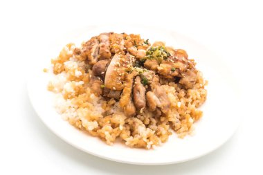 Teriyaki tavuk tepesinde pirinç 